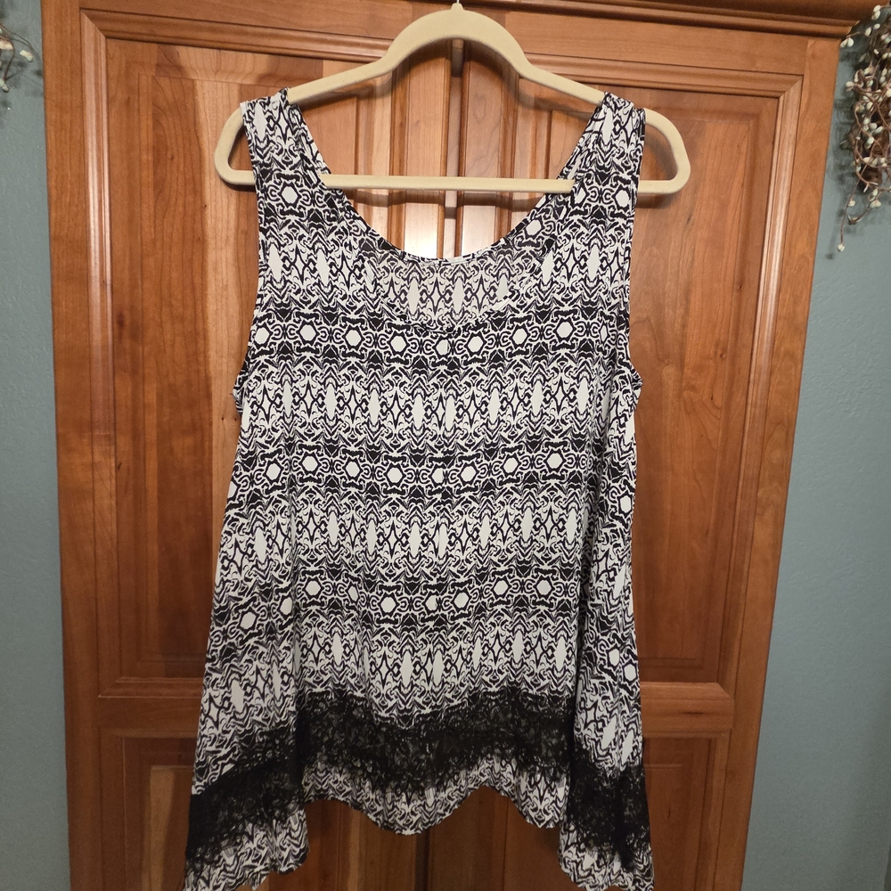 Women's Black and White Patterned Top